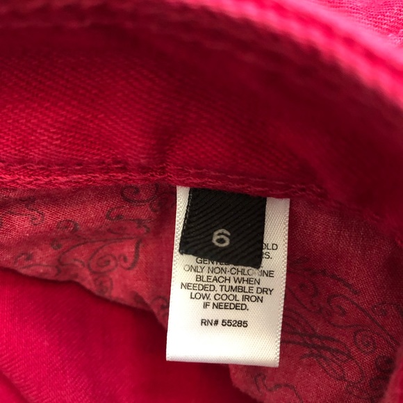 Women’s express raspberry colored short shorts - Picture 4 of 5